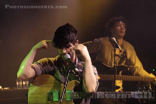 FOALS - 2008-02-21 - PARIS - La Maroquinerie - Yannis Philippakis - Walter Gervers